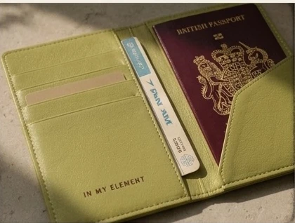 Le porte-passeport ouvert sur un passeport britannique et des cartes d'embarquement