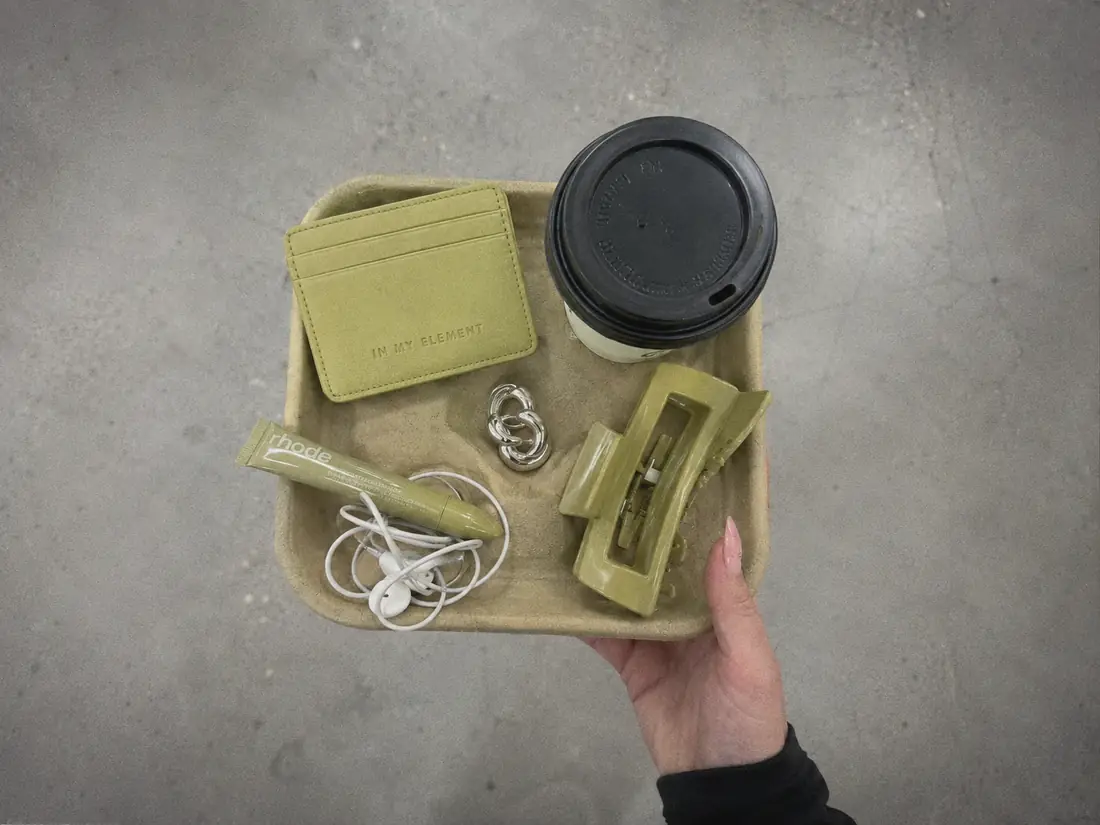 Porte-cartes vert Élément dans un plateau, café et objets du quotidien